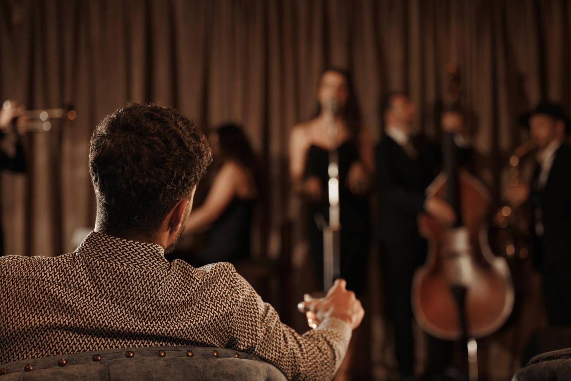 Jumeirah Emirates Towers Дубай Экстерьер фото A conductor leading an orchestra
