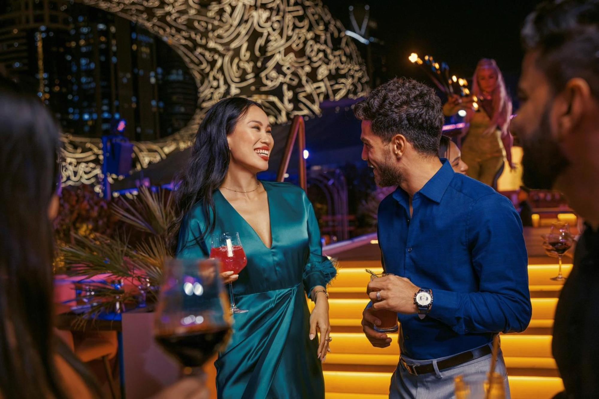 Jumeirah Emirates Towers Дубай Экстерьер фото The Bar