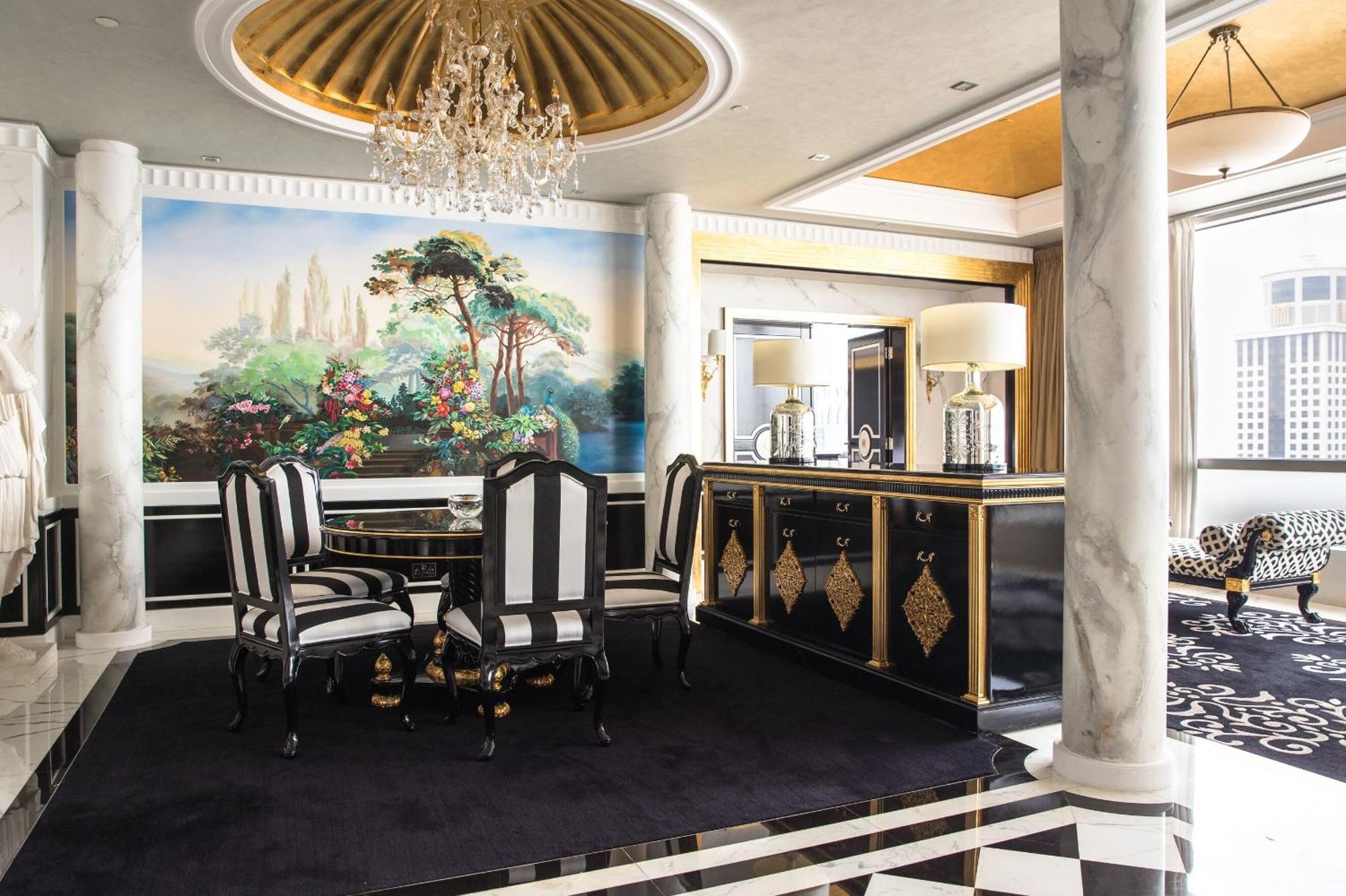 Jumeirah Emirates Towers Дубай Номер фото The interior of the Presidential Suite