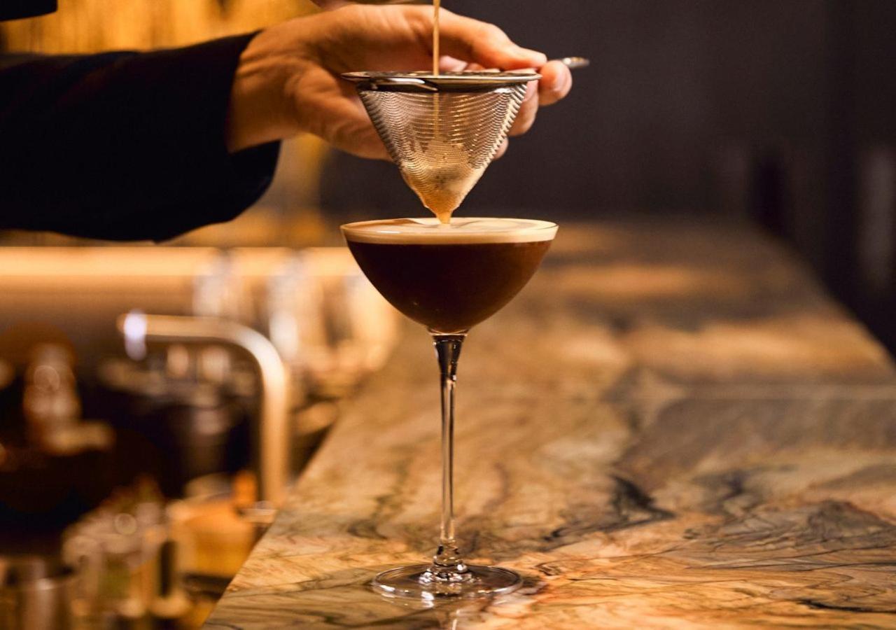 Jumeirah Emirates Towers Дубай Экстерьер фото Espresso martini