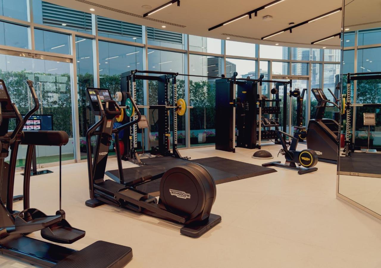 Jumeirah Emirates Towers Дубай Экстерьер фото The gym at the 1018